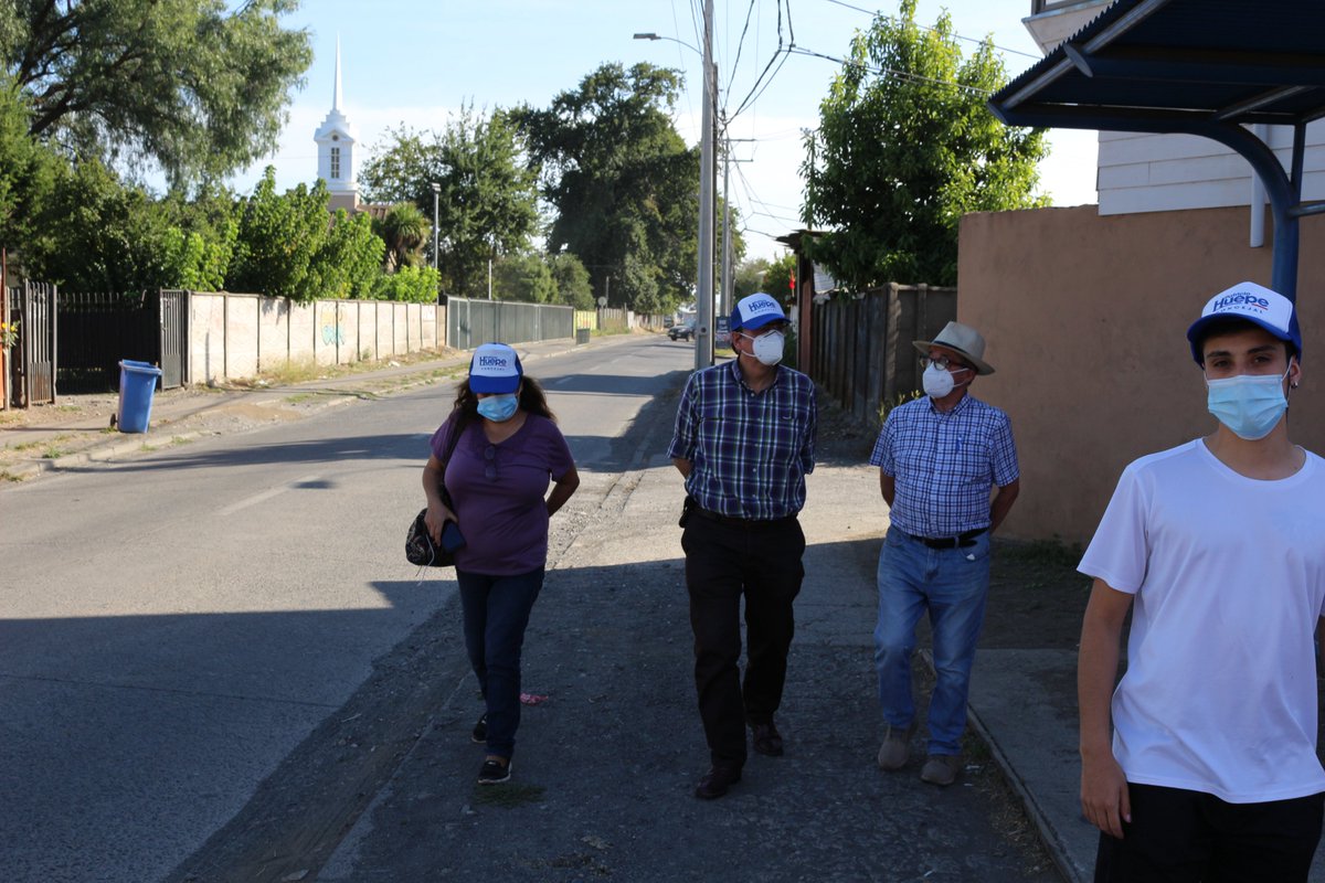 phuepeg's tweet image. 🌳Eliminar microbasurales y recuperar espacios públicos debe ser una tarea prioritaria.
Conversamos con don Víctor Sepúlveda, de la JJVV Los Volcanes 3 y quedamos con tareas pendientes. Medio ambiente será un ámbito relevante en el gobierno comunal del alcalde @BenaventeCamilo