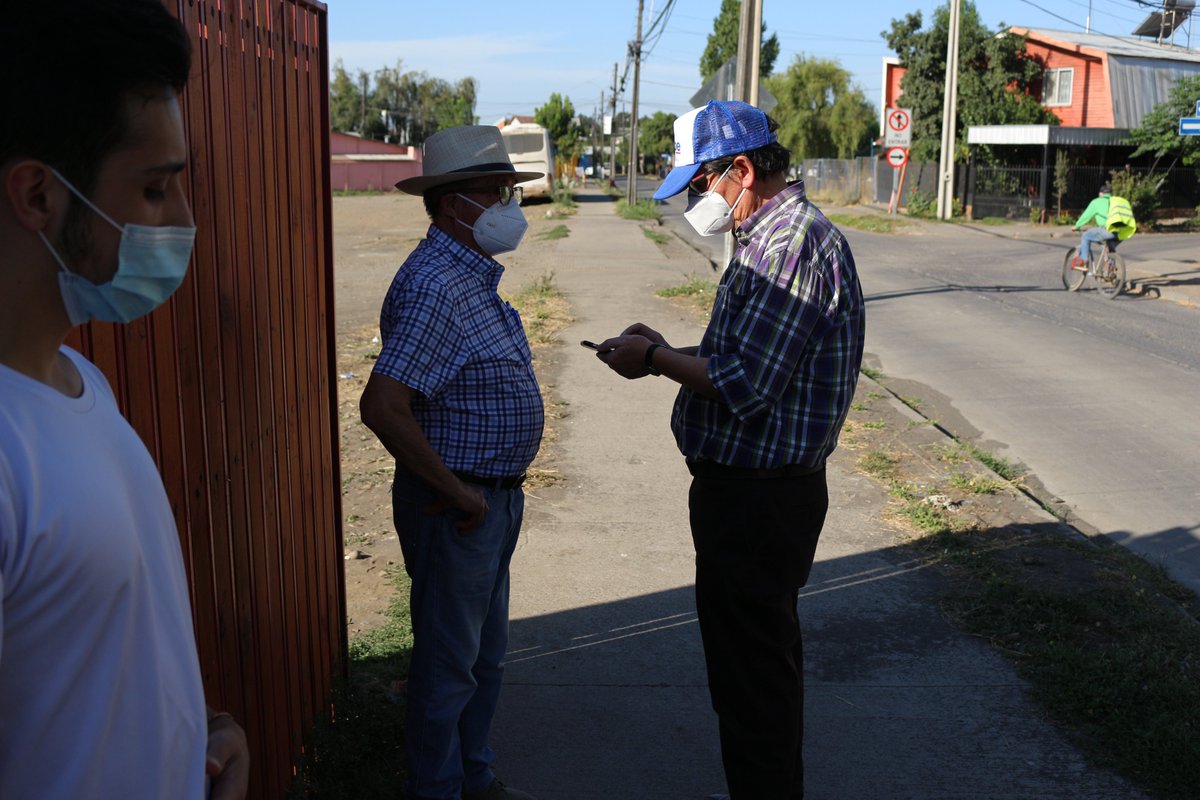 phuepeg's tweet image. 🌳Eliminar microbasurales y recuperar espacios públicos debe ser una tarea prioritaria.
Conversamos con don Víctor Sepúlveda, de la JJVV Los Volcanes 3 y quedamos con tareas pendientes. Medio ambiente será un ámbito relevante en el gobierno comunal del alcalde @BenaventeCamilo