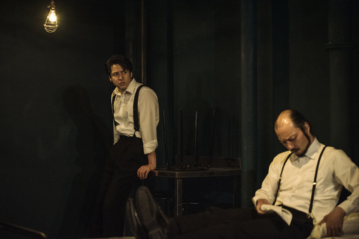 伊礼彼方＆河内大和の熱演を間近で“いただきます！”～ H・ピンターの名作不条理劇『ダム・ウェイター』観劇レポート #伊礼彼方 #河内大和 #大澤遊 #ダム・ウェイター spice.eplus.jp/articles/284343