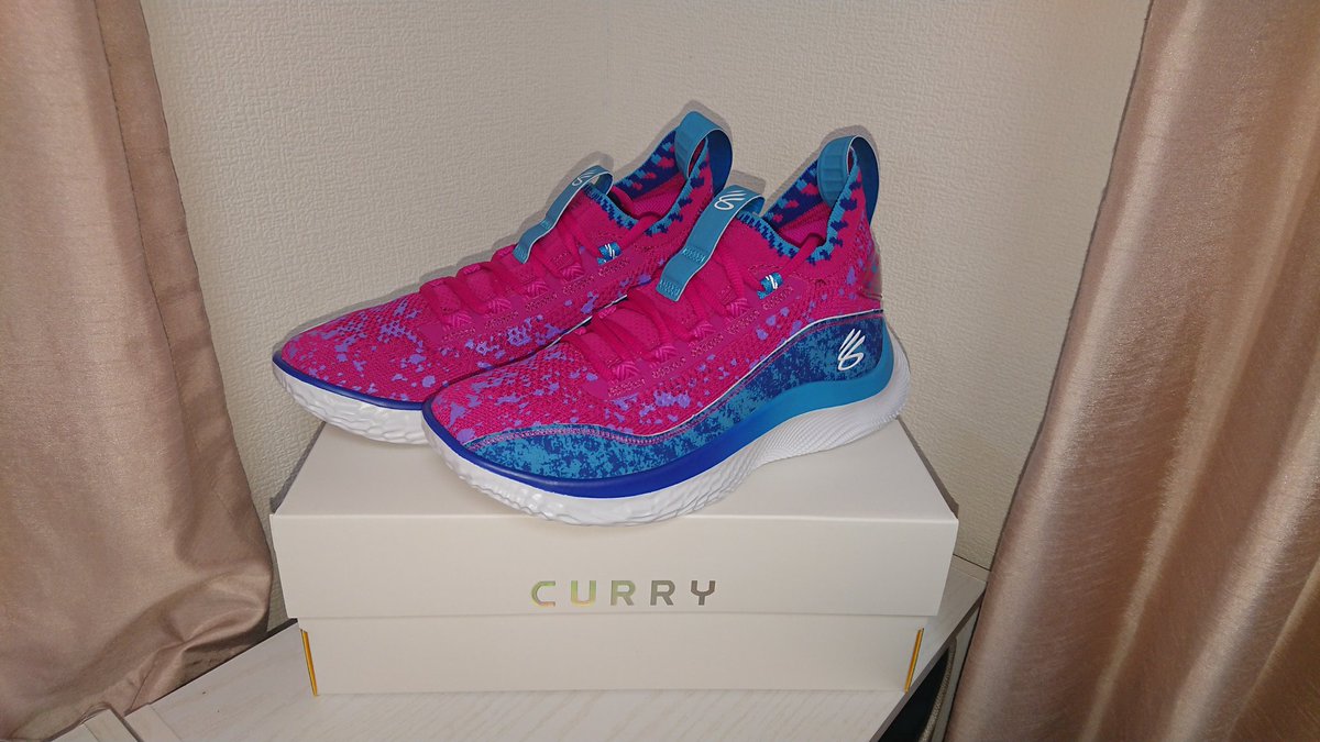 Bo2Ta's tweet photo. 帰宅したら何か来てた🤣
#カリーフロー8
#GIFTEDFLOW
#UNDERARMOUR https://t.co/w625jNZSz5