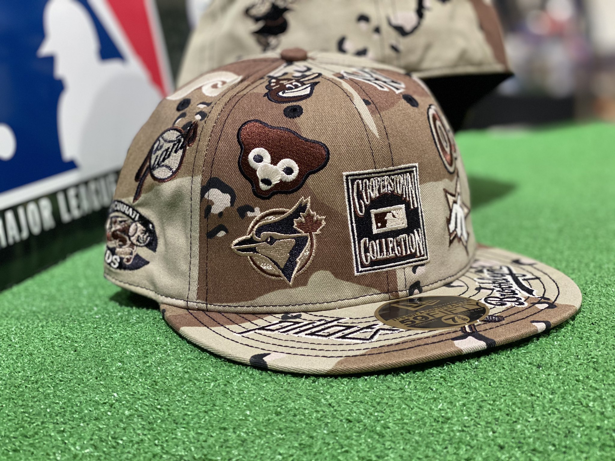 セレクション Mlbアカウント Neweraから新作のキャップ クーパーズタウンの総柄キャップが入りました ブラウンベースにオールドロゴが不規則に配置 洗練されたデザインがストリートファッションにハマりそうです 11 000 In Tax