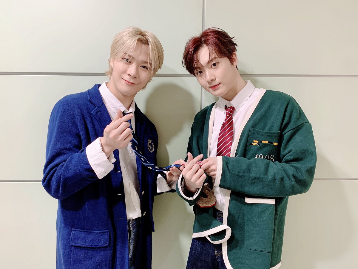 ASTRO_Staff's tweet photo. [📸] 🌟 210317 MBC M, MBC every1 #쇼챔피언 🌟

딴콩 선배님들이 있는 학교로
전학갈 수 있는 방법 찾습니다🎒
교내 인기투표 1등은 딴콩꺼☝🏻🏆
오늘도 딴콩과 함께 즐긴 쇼요일💜

#아스트로 #ASTRO #아로하 #AROHA
#문빈 #MOONBIN #윤산하 #YOONSANHA https://t.co/zG4wW9Xx8d