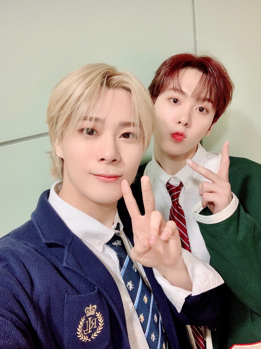 ASTRO_Staff's tweet photo. [📸] 🌟 210317 MBC M, MBC every1 #쇼챔피언 🌟

딴콩 선배님들이 있는 학교로
전학갈 수 있는 방법 찾습니다🎒
교내 인기투표 1등은 딴콩꺼☝🏻🏆
오늘도 딴콩과 함께 즐긴 쇼요일💜

#아스트로 #ASTRO #아로하 #AROHA
#문빈 #MOONBIN #윤산하 #YOONSANHA https://t.co/zG4wW9Xx8d