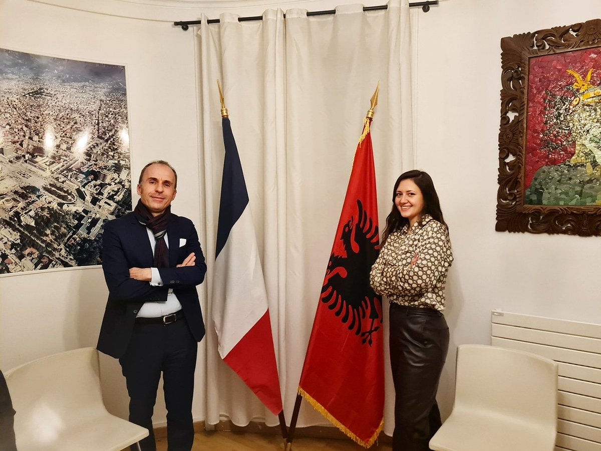renee_karameti's tweet photo. Voici un moment dont je me souviendrai très longtemps. Encore merci à S.E.M @dritan_tola pour cet accueil si chaleureux. J'espère que nous nous reverrons très bientôt autour d'un Liri Tea. 
#FranceAlbanie #Ambassade #AlbanieàParis #LiriTea #Paris https://t.co/nMwv3vKvPb