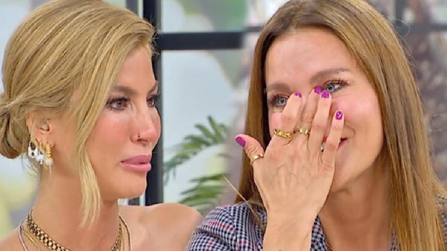 Çağla Şikel’in sunduğu “Çağla ile Yeni Bir Gün” programına konuk olan Ebru Şallı, geçtiğimiz yıl kanser sonucu kaybettiği oğlu Pars ile geçirdiği acı ve zor günleri anlattı. Yakın arkadaş oldukları bilinen ikili canlı yayında göz yaşlarına hakim olamadı.
👉t.ly/dzpg