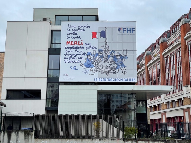 🖍 Un dessin de @plantu habille maintenant la façade de @laFHF à Paris : la @MNH_Mutuelle est fière de s’associer à cet hommage à la mobilisation exceptionnelle des personnels de santé depuis le début de la crise de la #Covid19. 🙏 #FiersDeNosHospitaliers #En1ereLigne