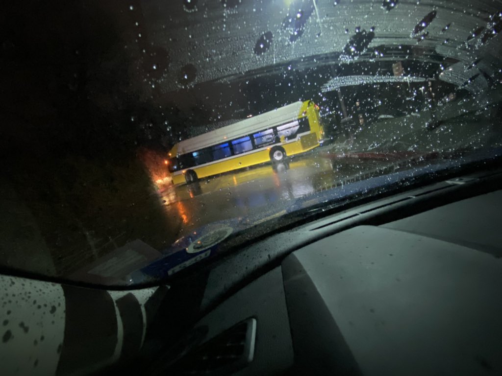 AMMSSSGGGG's tweet image. Hey @dartmedia @DARTDallas @DARTAlerts maybe teach your drivers to not make a 40 point turn on a two lane road 🙄