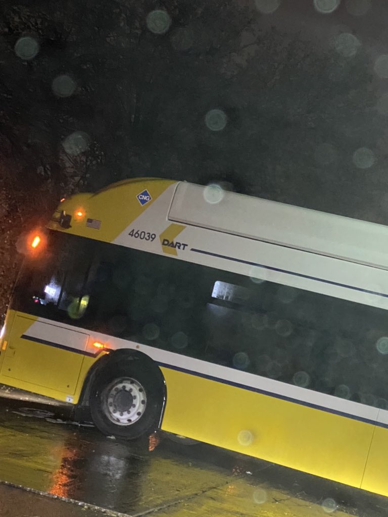 AMMSSSGGGG's tweet image. Hey @dartmedia @DARTDallas @DARTAlerts maybe teach your drivers to not make a 40 point turn on a two lane road 🙄