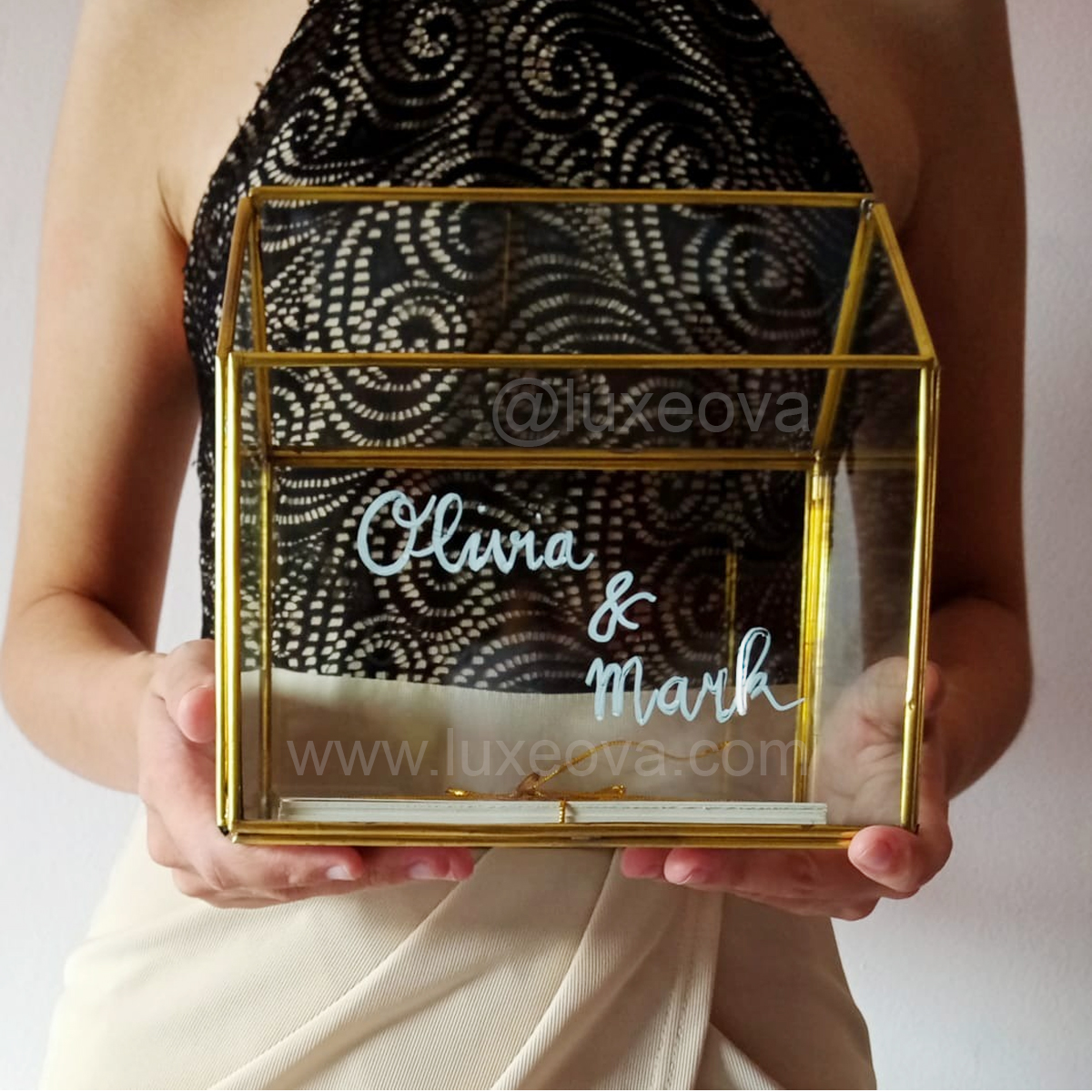Glass card holder for intimate wedding✨Personalization is available luxeova.com #handmade #結婚式 #ハンドメイド #weddingbox #luxurywedding #weddingwire #theknot #weddingBelles #weddingchicks #bohowedding #bridalstyle #etsyfind #etsywedding