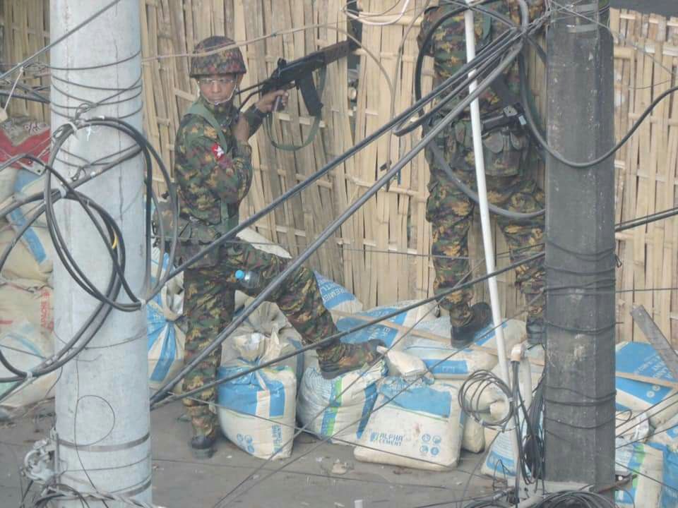 Byun_Sori6104's tweet photo. This is how the terrorists shot to the unarmed innocent civilians with intention through the bamoo barricade in Tarmwe!!!

RESTORE MOBILE DATA

#WhatsHappeningInMyanmar
#Mar17Coup https://t.co/Fjqa4irJxM