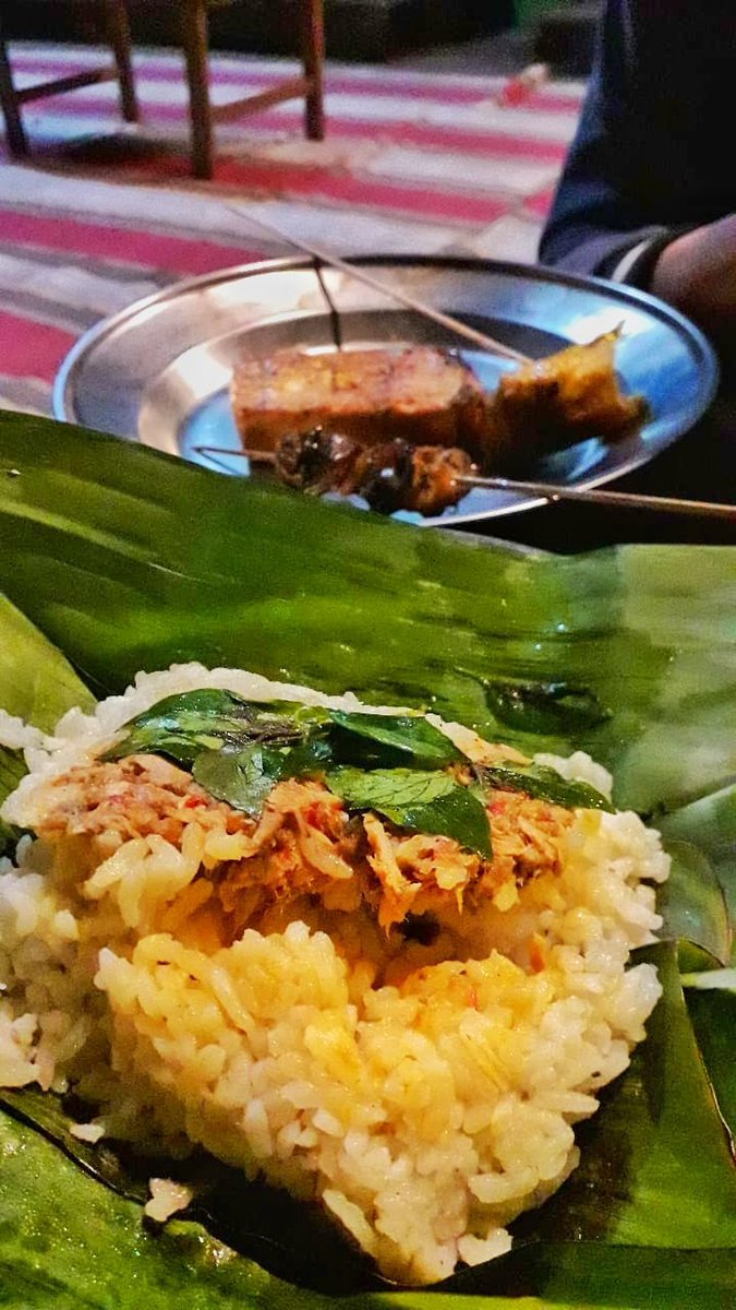 Budaya angkringan di Malang itu kejam.
Kekejamam pertama adalah lapar mata. Kekejaman kedua adalah tak semurah Yogya dan Solo.