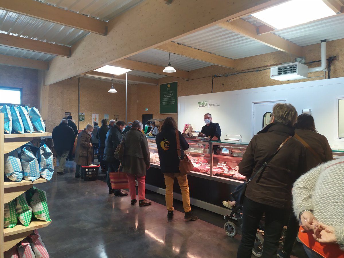 53Reseau's tweet photo. Ouverture du magasin de producteurs Bienvenue à la Ferme Au champ des Saveurs à #paysdecraon. Les consommateurs au rendez vous pour découvrir l'ensemble des produits locaux en magasin. Bravo à nos producteurs 👏 @ChambagriPdL @Bienvenueferme @clangouet2017 @SGuioullier https://t.co/U6cf0vJ3Mt