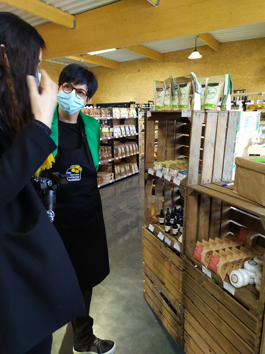 53Reseau's tweet photo. Ouverture du magasin de producteurs Bienvenue à la Ferme Au champ des Saveurs à #paysdecraon. Les consommateurs au rendez vous pour découvrir l'ensemble des produits locaux en magasin. Bravo à nos producteurs 👏 @ChambagriPdL @Bienvenueferme @clangouet2017 @SGuioullier https://t.co/U6cf0vJ3Mt