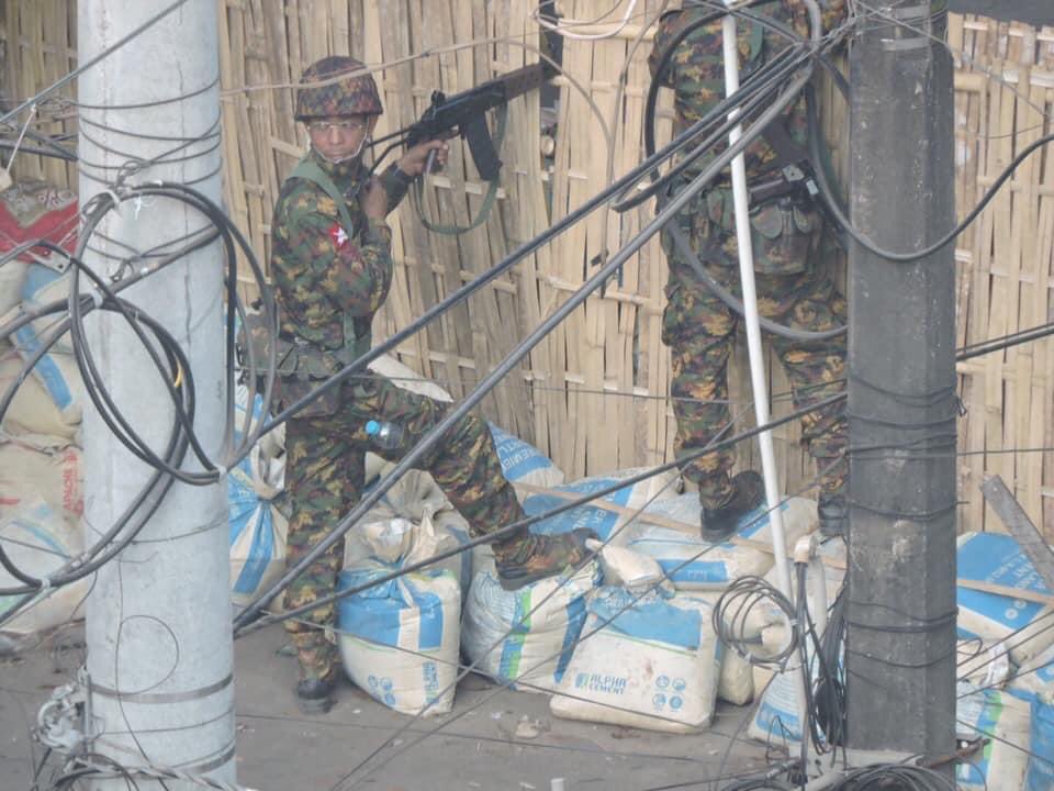 Pencilo4's tweet photo. Photos evidence that shows Junta’s evil soldier aimed to people and shot to death. Purposefully headshot killing.

RESTORE MOBILE DATA

#WhatsHappeningInMyanmar
#Mar17Coup https://t.co/6qcuEUeNJB