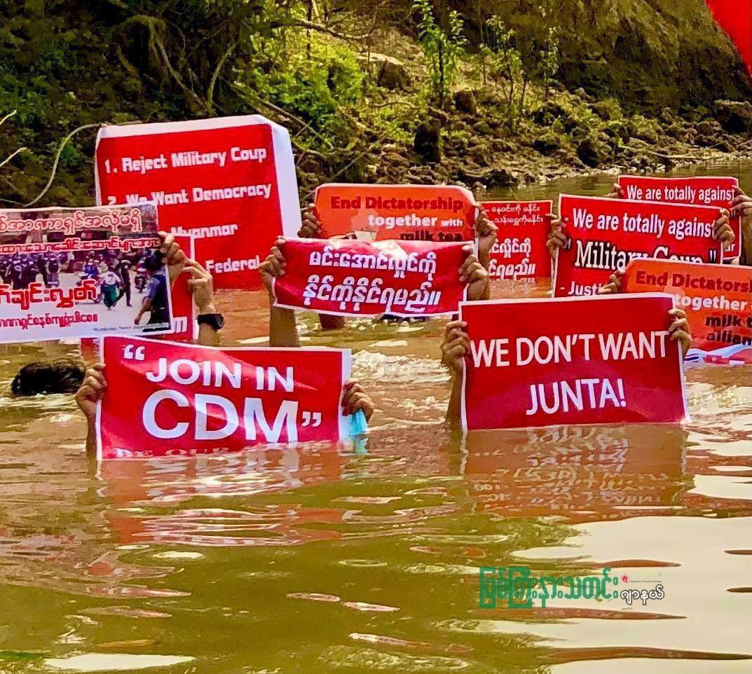susan27799's tweet photo. Protestors in WineMaw are protesting in the act of drowning. A protester said "A drown man can't be helped by telling what to do, he can only be helped by saving them. We, Myanmar, need to be saved just like the drown man." 
RESTORE MOBILE DATA
#Mar17Coup #WhatsHappeningInMyanmar https://t.co/teWgIYd9bw