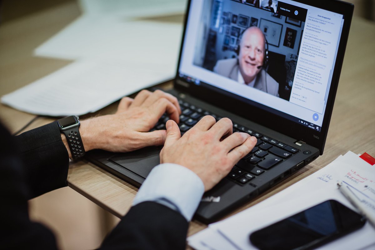PIZ_Personal's tweet photo. Hybride Fortbildung bei der #Bundeswehr: Gestreamte Vorlesungen und #digitale Formate als Ersatz für den Präsenzunterricht. Was nach #Corona bleiben wird und welche Vor- und Nachteile es gibt, erläutert ein Experte aus dem #BiZBw.
👇
https://t.co/ykKHtjksyd https://t.co/On0sFUdg6v