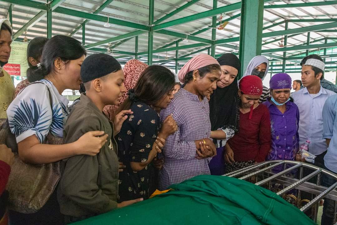 မင်္ဂလာတောင်ညွှန့်မြို့နယ်အတွင်းရှိ ညသပိတ်အား စစ်ကောင်စီ၏ လက်နက်ကိုင်တပ်များက အကြမ်းဖက် ပစ်ခတ်ဖြိုခွဲရာတွင် ကျည်ဆန်ထိမှန်ခံရသော အစ္စလာမ်ဘာသာဝင်လူငယ်တစ်ဦးဖြစ်သူ ကိုဖြိုးကျော်သူသည် မတ်လ ၁၇ရက် နံနက် ၃ နာရီဝန်းကျင်အချိန်တွင် အလ္လာဟ့်ဂရုဏာခံကာ ကျဆုံးသွားသည်။
#WhatsHappeningInMyanmar