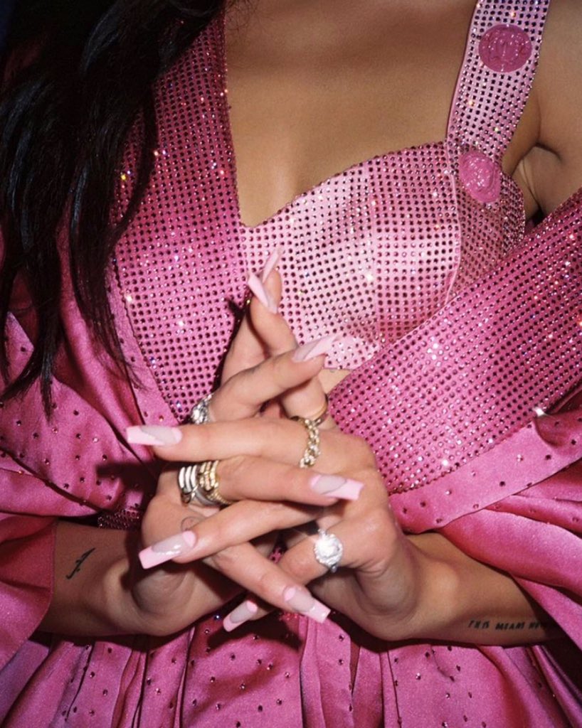 ✨VERSACE✨
на пошитие образов ушло полторы тысячи часов🏹
сам наряд был украшен кристаллами своровски, а подол платья был расшит бриллиантами💎