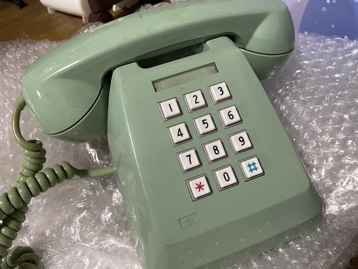 マッチョ Z On Twitter ヤフオクで手に入れた仕事用の電話 昭和のプッシュホン 電電公社 普段は会社の電話 を携帯に転送してるので 留守電機能やナンバーディスプレイとかいらないので 思い切ってコレにしました 笑 少しでも 仕事を楽しくする工夫です