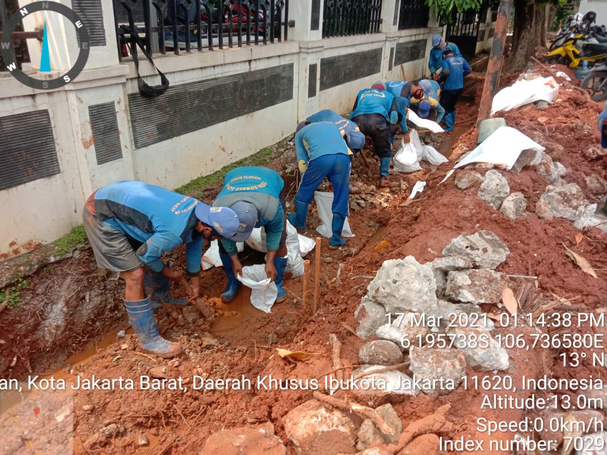 DinasSDAJakarta's tweet photo. Kegiatan Satgas SDA kec. Kembangan perbaikan bantaran kali Pesanggrahan Jl. H. Briti Rt. 05 Rw. 09 kel. Kembangan Selatan
@aniesbaswedan
@ArizaPatria
@DKIJakarta
@DinasSDAJakarta
@BPBDJakarta
@BeritaJakarta
#PasukanBiru 
#JAKI
#perlutahu
#OperasiSiagaIbuKota
#jakartaberkolabo2asi https://t.co/tj4zGbrALX