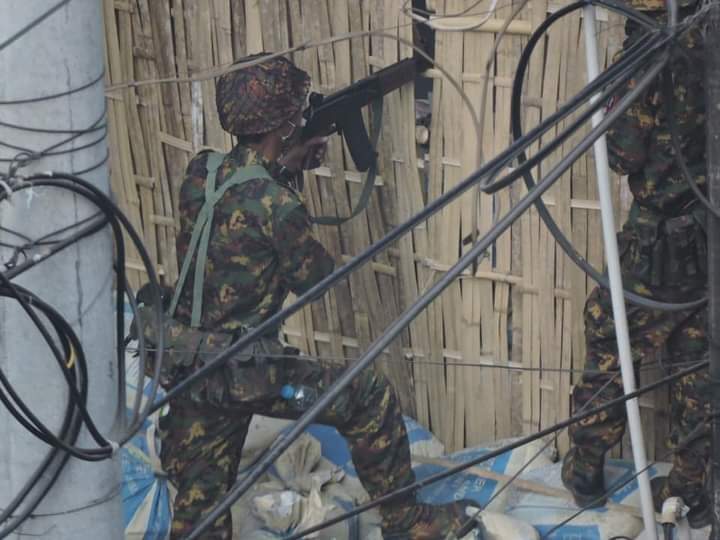 Joy05867917's tweet photo. At Ta-Mwe, Yangon, Military junta group is trying to shoot innocent civilians through the bamboo barricade. 
RESTORE MOBILE DATA 

#WhatsHappeningInMyanmar 
#March17Coup https://t.co/Mo5syhdauP