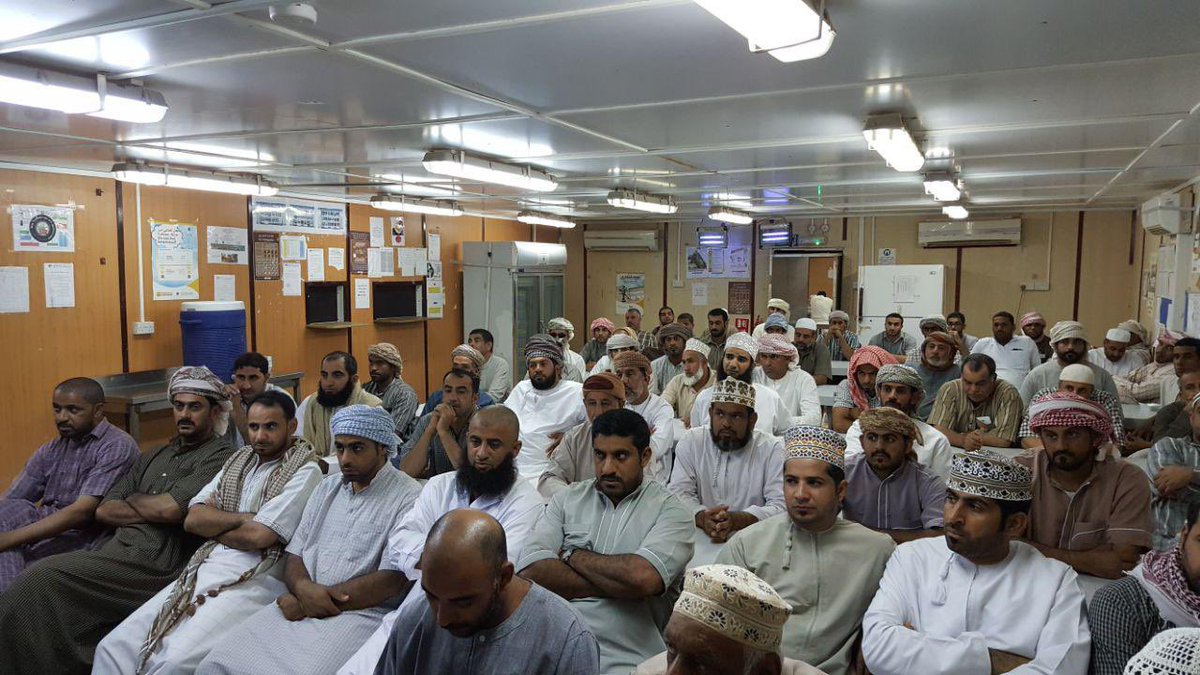 darkn66ess's tweet photo. يكفي أن نقرأ ملامح وجوههم لنستشف مدى الغُبن وكتم الغيض والغصة التي بداخلهم..
أن تعود إلى منزلك خاوي الوفاض ويستقبلك أحد أبناءك بعد أن كنت محمل بما لذ وطاب
هنا قمة التحطيم... 
وأنت تحبس دموعك وجرحك الأليم.

#أوقفوا_التسريح_الممنهج فإنه جريمة تحطم نسيج المجتمع https://t.co/Cph4LIf2Oe