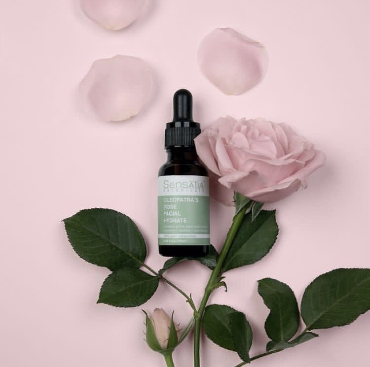 sensatiaturkey's tweet photo. Cleopatra's Rose Facial Hydrate ile cildinizi nemlendirirken sakinleştirici gül kokusunun tadını çıkarın. Gül yağı ile formüle edilmiş, cildi nemlendirmek, cildi nem kaybından korumak ve serbest radikallerin ve toksinlerin cilde girmesini önlemek için harika bir yumuşatıcıdır. https://t.co/P10XfxLTKk