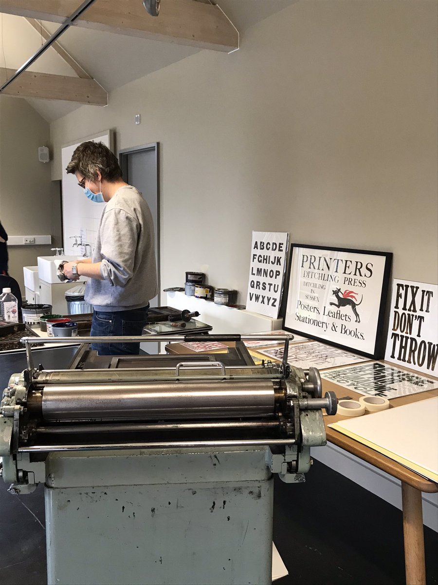 Lots going on <a href="/museumartcraft/">Ditchling Museum of Art + Craft</a> this afternoon with a workshop for international delegates for <a href="/LivingCoastUK/">The Living Coast UNESCO Biosphere</a>.  Here’s <a href="/typetomdotcom/">Tom Boulton</a> setting up.
#sustainabletourism #wearethelivingcoast