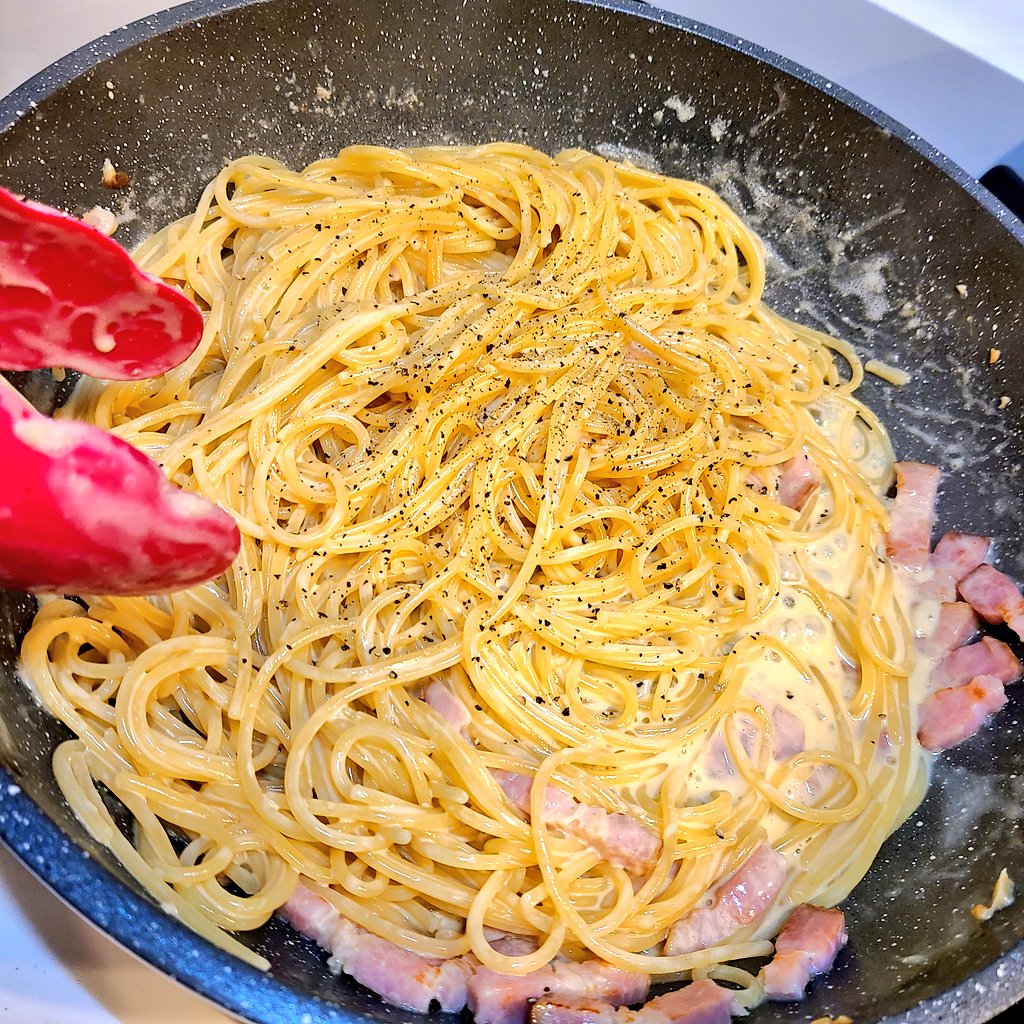 Shiori カルボナーラ 大得意料理 笑 ベーコンとニンニク炒めて生クリーム牛乳バターコンソメ粉チーズ でひと煮立ち 塩いっぱいで茹でたパスタ入れてぐつぐつ 最後に醤油ちょびっと入れて卵ブラックペッパーチーズで完成 カルボナーラ パスタ 料理 Shiori カルボナーラ 大得意料理 笑 ベーコンとニンニク炒めて生クリーム牛乳バターコンソメ粉チーズ でひと煮立ち 塩いっぱいで茹でたパスタ入れてぐつぐつ 最後に醤油ちょびっと入れて卵ブラックペッパーチーズで完成 カルボナーラ パスタ 料理