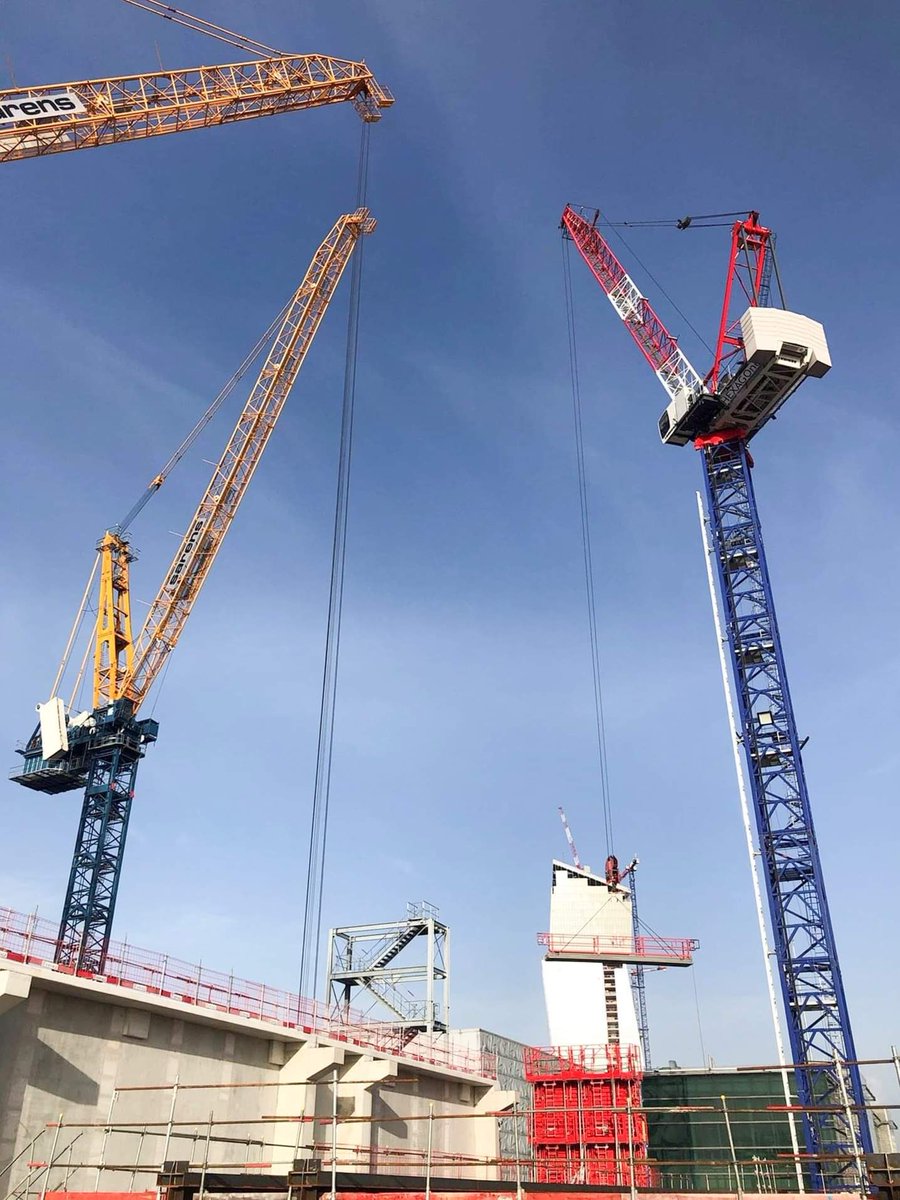 a_hexagone's tweet photo. Sur un chantier à Ivry sur Seine vous trouvez actuellement 2 grues de notre flotte de location, une 280 EC-H 12 Litronic en une 280 HC-L 16/28 Litronic #montagegrue #liebherr #grue #construction #grueliebherr #grueliebherrech #chantier #grueatour #grueàtour https://t.co/auqGmOfSv0