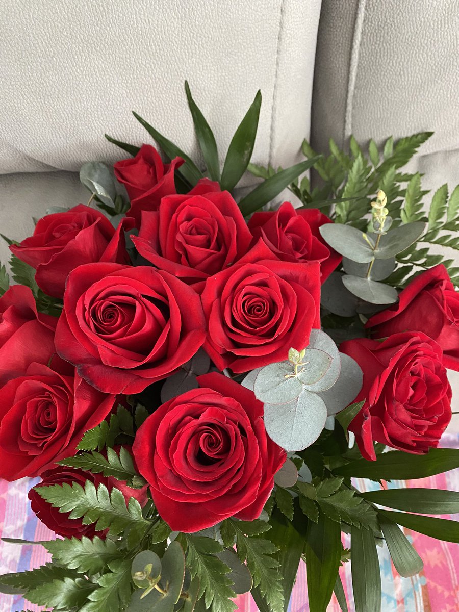 OlayaExclusive's tweet image. Otro precioso #ramoderosas en mi casa. Muchas gracias O.  #megustanmucho #minos #detalles #spoiled