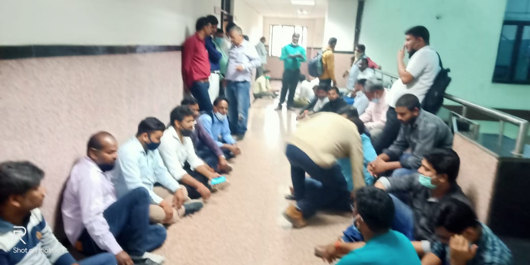 उठ हो नीतीश कुमार भोर हो गइल और सारे देश से बिहार के रोज़गार देने वाले चोर हो गइल। जमीन पर बैठ कर धरना प्रदर्शन हो गइल।

बिहार को साक्षर बनाने वाले कुसल युवा प्रोग्राम के मालिक और टीचर  श्रम विभाग मंत्री जीवेश कुमार के क्रयालय में धरना प्रदर्शन।