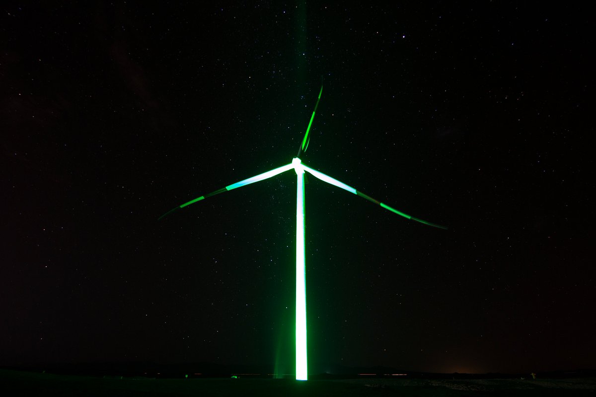 IrlEmbChile's tweet photo. Este año, además, con el fin de demostrar el compromiso con los retos que plantea el cambio climático, la empresa @MRP_Latam, nacida en 🇮🇪 y con una importante presencia en 🇨🇱, iluminó de verde el Parque Eólico de Tchamma, en Calama 🌎🌱

#GlobalGreening #SanPatricio https://t.co/iNcq6IaN27
