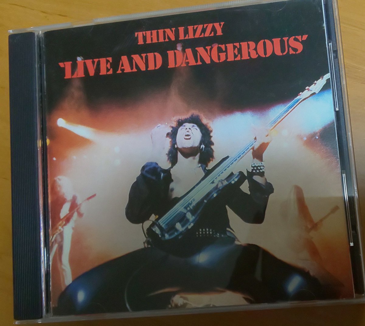 まだ良く分かってなかった中学生の頃 Thin Lizzy の動画見て
世の中でキャーキャー言われるロックギタリストってきっとこういう人なんだろうな…と勝手な妄想してました✨
ちょっとバスっぽくも見える画像

#scottgorham ハピバです🎂☺️

Live And Dangerous 
Thin Lizzy の中で多分一番聴いたアルバム