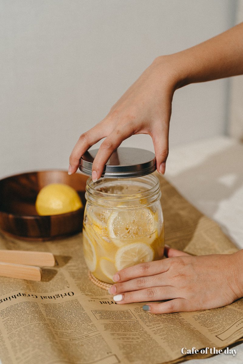 gooddaydiary's tweet photo. LEMON SYRUP สไตล์เกาหลี !!
#cafeathome 

วันก่อนเราได้ดูช่องยูทูปเกาหลีช่องนึง เราเห็นเค้าทำเมนู Lemonade Soda ด้วยไซรัปที่ทำขึ้นเอง

เตรียมของงงงงงง
- เลม่อน 3 ลูก
- น้ำตาล **อัตราส่วน 1:1 กับเลม่อน
- Baking soda

#cafeoftheday https://t.co/7nYcDs2WXe