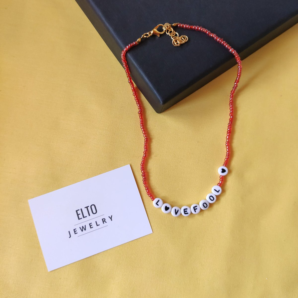 Sevdiğiniz şarkıların isimlerini boynunuzda taşımak mı? Biz bu fikri çok sevdik ve açılışımızı #twocolors ile yapmak istedik💛 
#isimlikolye #boncuktasarım #boncukkolyetasarım #boncuktasarim #boncukkolye #boncuktaki #boncuktakı #twocolors #love #lovefool #twocolorslovefool