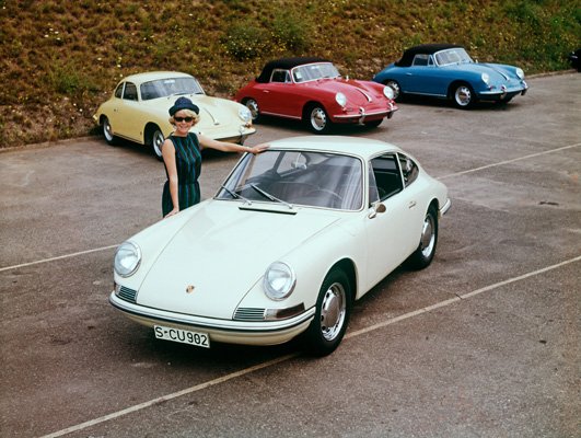 NoSpeedLimit_it's tweet photo. 1964 The #porsche911 goes into production, at a retail price of DM 21,900. 130 bhp, top speed 210 km/h.
#porsche #presskit #pressemappe #porschewerkfoto
#porscheheritage #porschehistory #automobilia #porschepics #cultcar #boxerengine #flatsix #rearengine #aircooledporsche911 https://t.co/QcgYgf95Rg