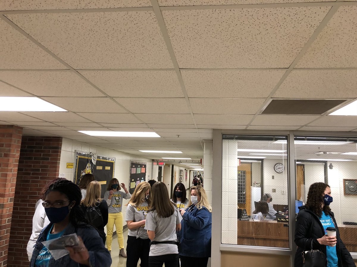 Billy_Kobin's tweet photo. The big day for JCPS is here. 

About 7,000 kindergarten - 2nd grade students resume in-person classes Wednesday for the first time in a year.

At @BowenBees, students will soon arrive for the #JCPSReturn. 🍀 

https://t.co/DAlfD9KO3r via @courierjournal https://t.co/cPgmqVSSLo