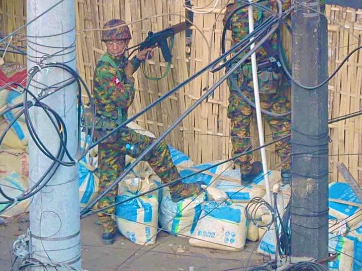 KhatKhat224's tweet photo. On Mar 17 in Tamwe,Yangon, a soldier hides and fires at civilians just like they do in the real battlefield! 
#Mar17Coup #WhatsHappeningInMyanmar #SaveMyanmar https://t.co/XPwDdzU0js