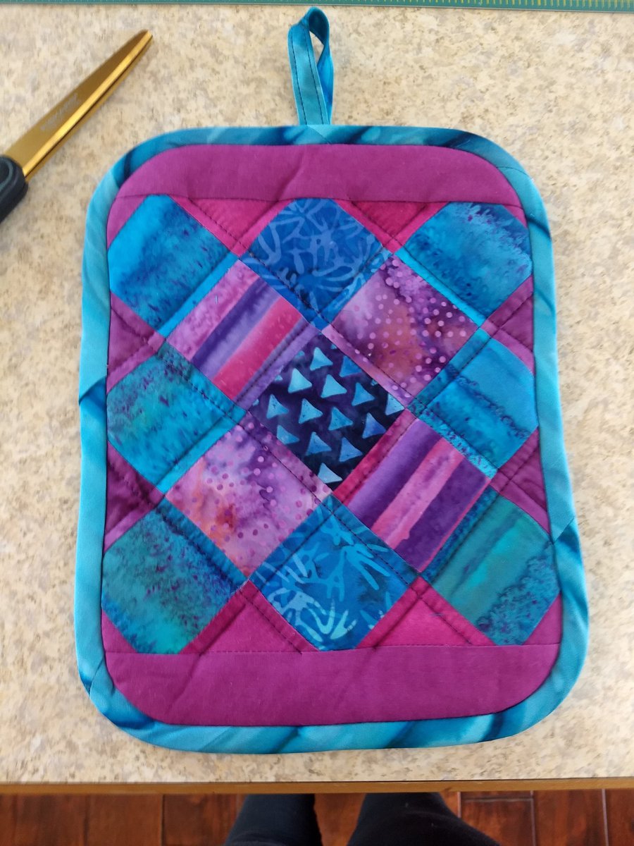 BorosMayr's tweet photo. @AmandaJHare I sew and paint. Lately I've been making a lot of kitchen art, i.e. potholders. https://t.co/D88PlwaqFT