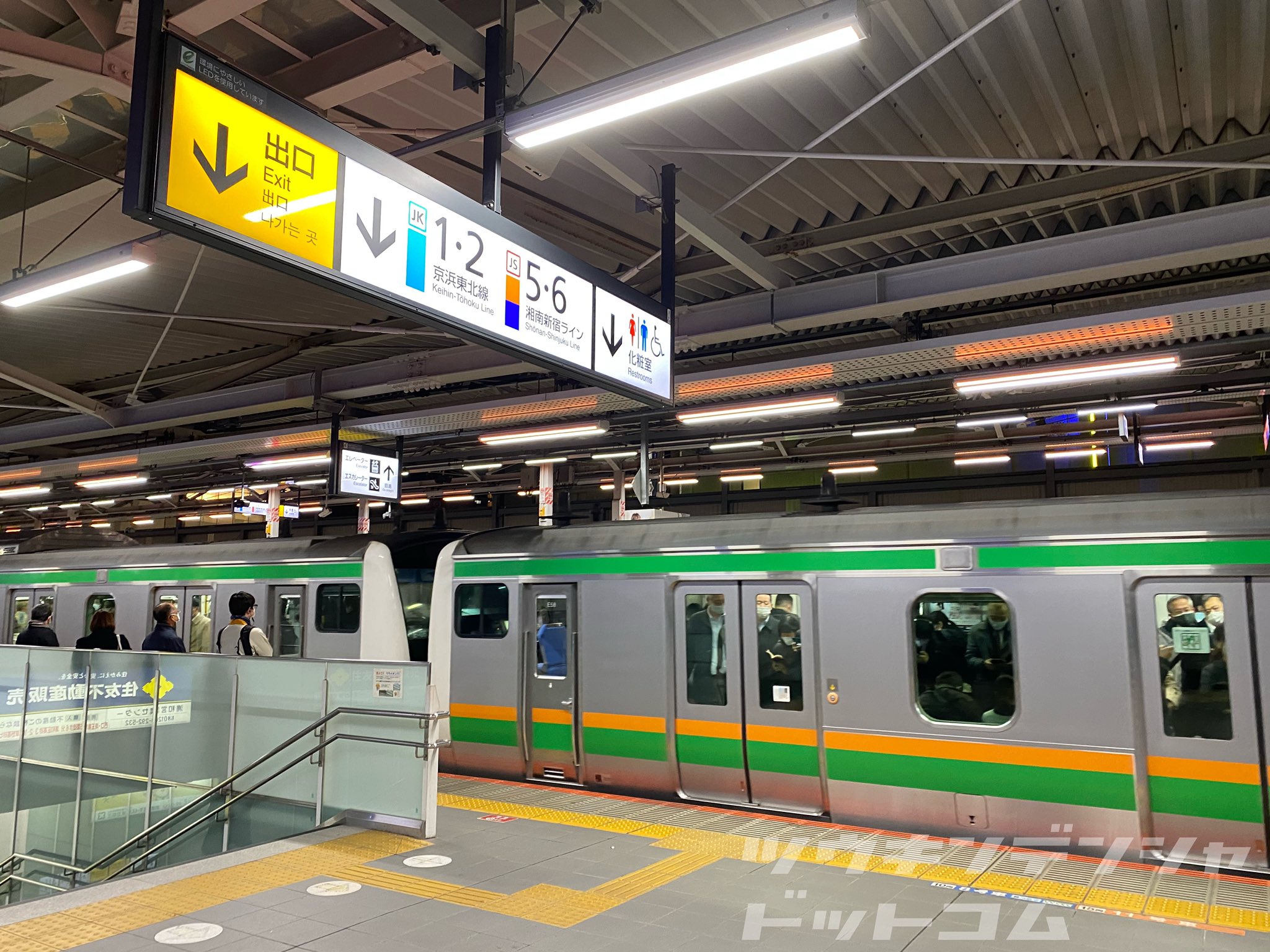 通勤電車ドットコム 雑学 Jr浦和駅ホームのライト オレンジ色や緑色に光っているホームの照明 湘南色 をイメージしたデザインなのかなと思いきや 実はそうではなかったんですね オレンジ色なら15両 青色なら10両 さらに緑色はグリーン車の位置を