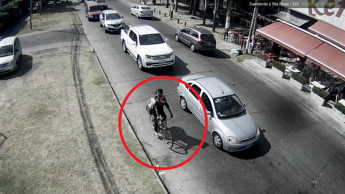 rodrialegre's tweet photo. En la esquina de Santa Rosa y Sarmiento en la localidad de Castelar, las cámaras de seguridad municipales toman a Maia Beloso y a su captor. Fue a las 10.39 de la mañana. https://t.co/6tqovfxUwF
