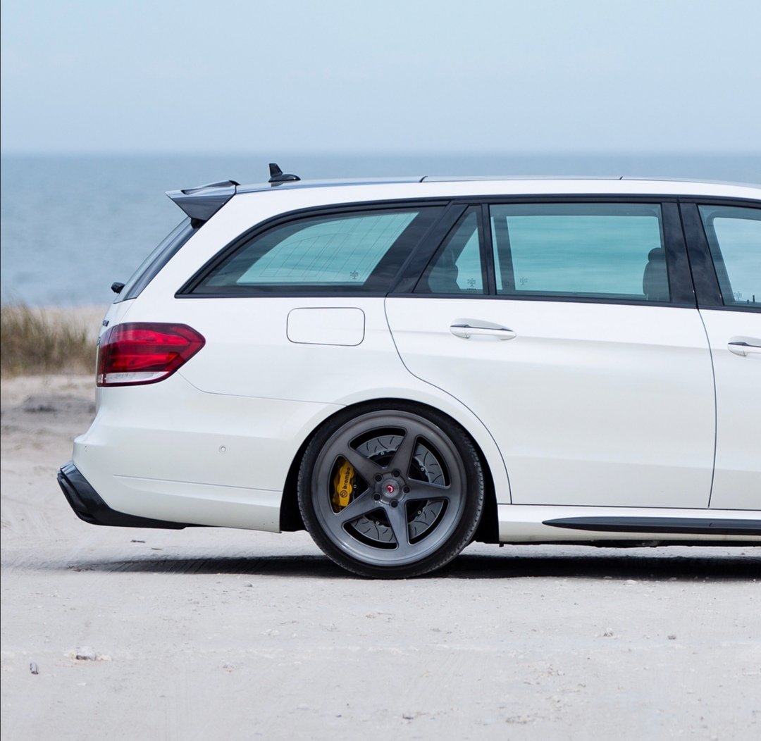 SpamSandwich2's tweet photo. Simplistic elegance is my choice for this week's #WheelCrushWednesday with @RealLebzaLager. S212 E63 rolling on some Vossen LC-101 forged wheels👌🏾🔥 https://t.co/zFlji2ZzYp