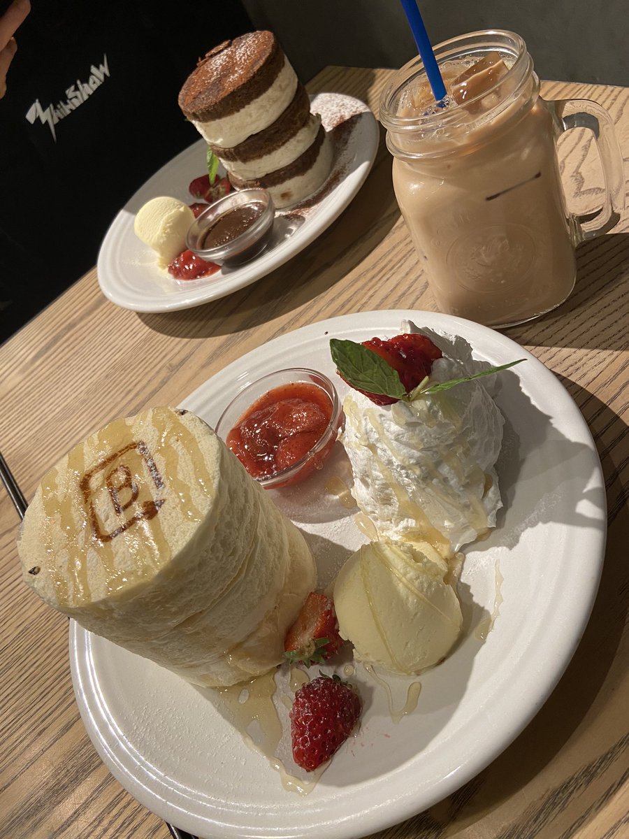 dbx_yu_ho's tweet photo. 1年ぶりのだすとさん。
もう言葉にできんくらい幸せでした。
自然と涙出てたんまじでびっくり（）
next storyをそこに持ってくるのはあかん。
アコで渋ってたのが理解できた、、
やっぱり1番大好きで、声出せなくても遠くても生で見たいバンドです。
来れてよかった。ありがとう😭😭だすと！ https://t.co/Z663dOWGCq