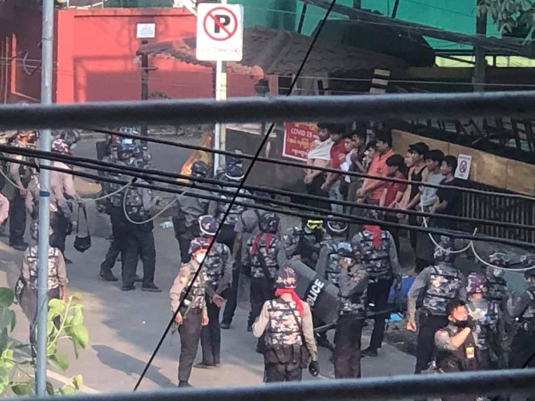 lainlaintszt's tweet photo. In Hlaing, Yangon, 11 workers from ShweKaungKywe cafe were forced to clear the barricades on the streets, taken records with shields(not theirs) and arrested afterwards. The surroundings are also shot with real bullets.

RESTORE MOBILE DATA

#WhatsHappeningInMyanmar #Mar17Coup https://t.co/yXdxFGRys5