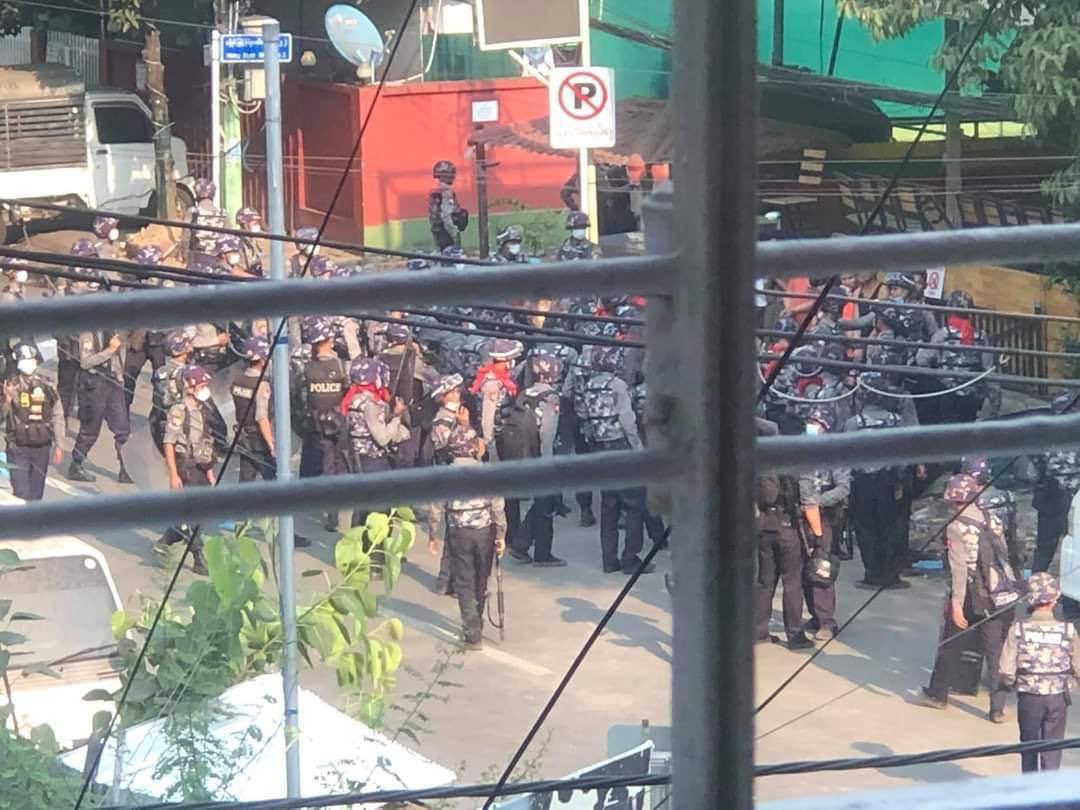 lainlaintszt's tweet photo. In Hlaing, Yangon, 11 workers from ShweKaungKywe cafe were forced to clear the barricades on the streets, taken records with shields(not theirs) and arrested afterwards. The surroundings are also shot with real bullets.

RESTORE MOBILE DATA

#WhatsHappeningInMyanmar #Mar17Coup https://t.co/yXdxFGRys5