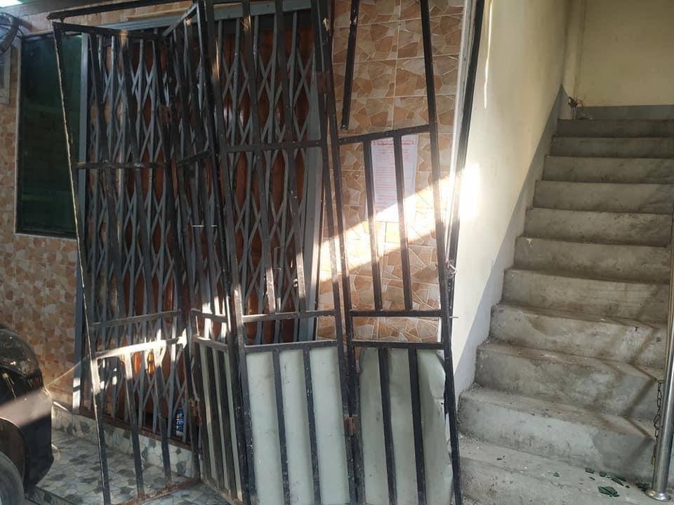 hannayuri_twt's tweet photo. Happened near Insein New City, Yangon. Terrorists has destroyed the properties of a civilian since they have protected young peaceful protestors. Fortunately, no one gets injured. We are not safe even in our homes anymore. 
RESTORE MOBILE DATA
#WhatsHappeningInMyanmar #Mar17Coup https://t.co/GthAYPpuc2