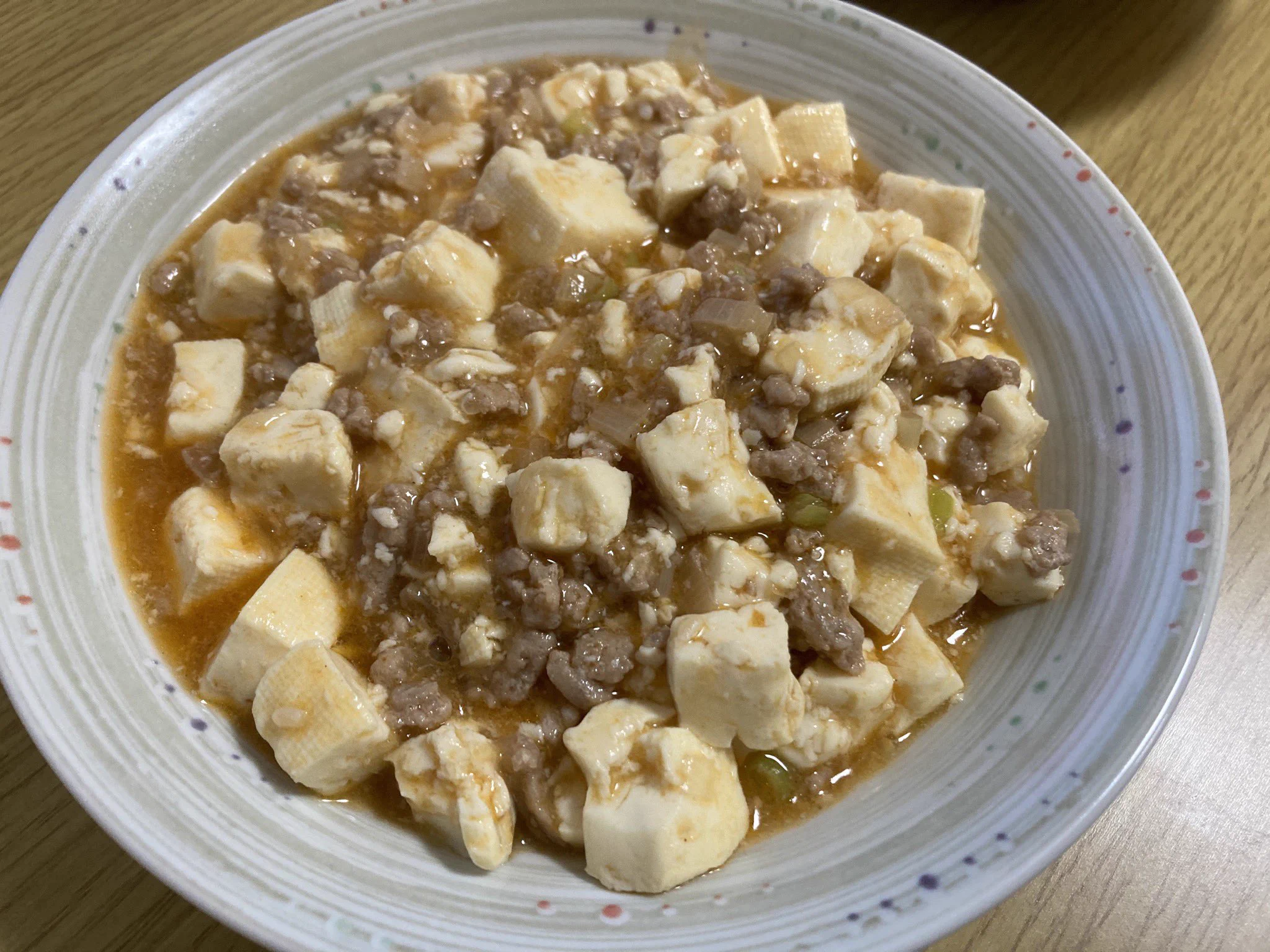 こちらのレシピで作ってみました。
ケチャップとか入ってるので違う味かな？と思ってましたが、本格的な麻婆豆腐になっててビックリ。
美味しくいただきました。  