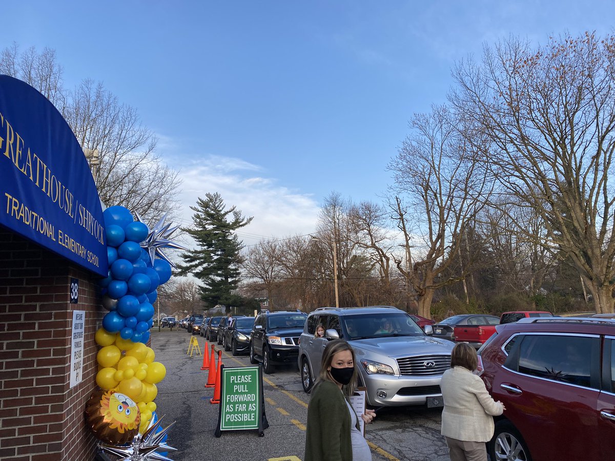 GreathouseLions's tweet image. We are so happy to see our students this morning! 💙🦁💛#JCPSReturn