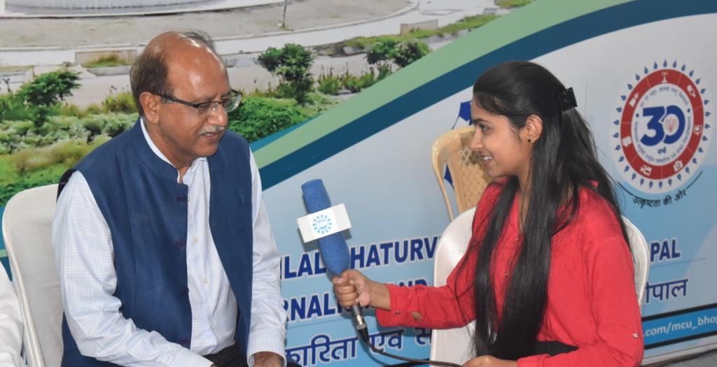 EduVision2021's tweet photo. #EduVision2021 में #MCU की प्रदर्शनी मीडिया संबंधी गतिविधियों के कारण आकर्षण का केंद्र बन गयी है। पत्रकारिता के विद्यार्थी यहां सेमिनार में आने वाले विद्वानों के साक्षात्कार कर रहे हैं और एक समाचार पत्र 'सार्थक एजुविज़न न्यूज़' का प्रकाशन कर रहे हैं। @kg_suresh @mcu_bhopal https://t.co/Hb1qlGPVev